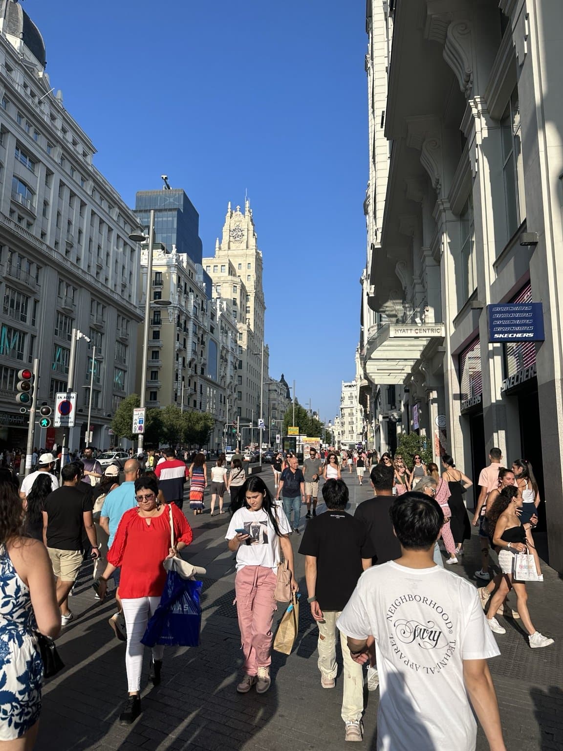 ヨーロッパの街の通り。現地での支払い手段は出発前に整えておきたい