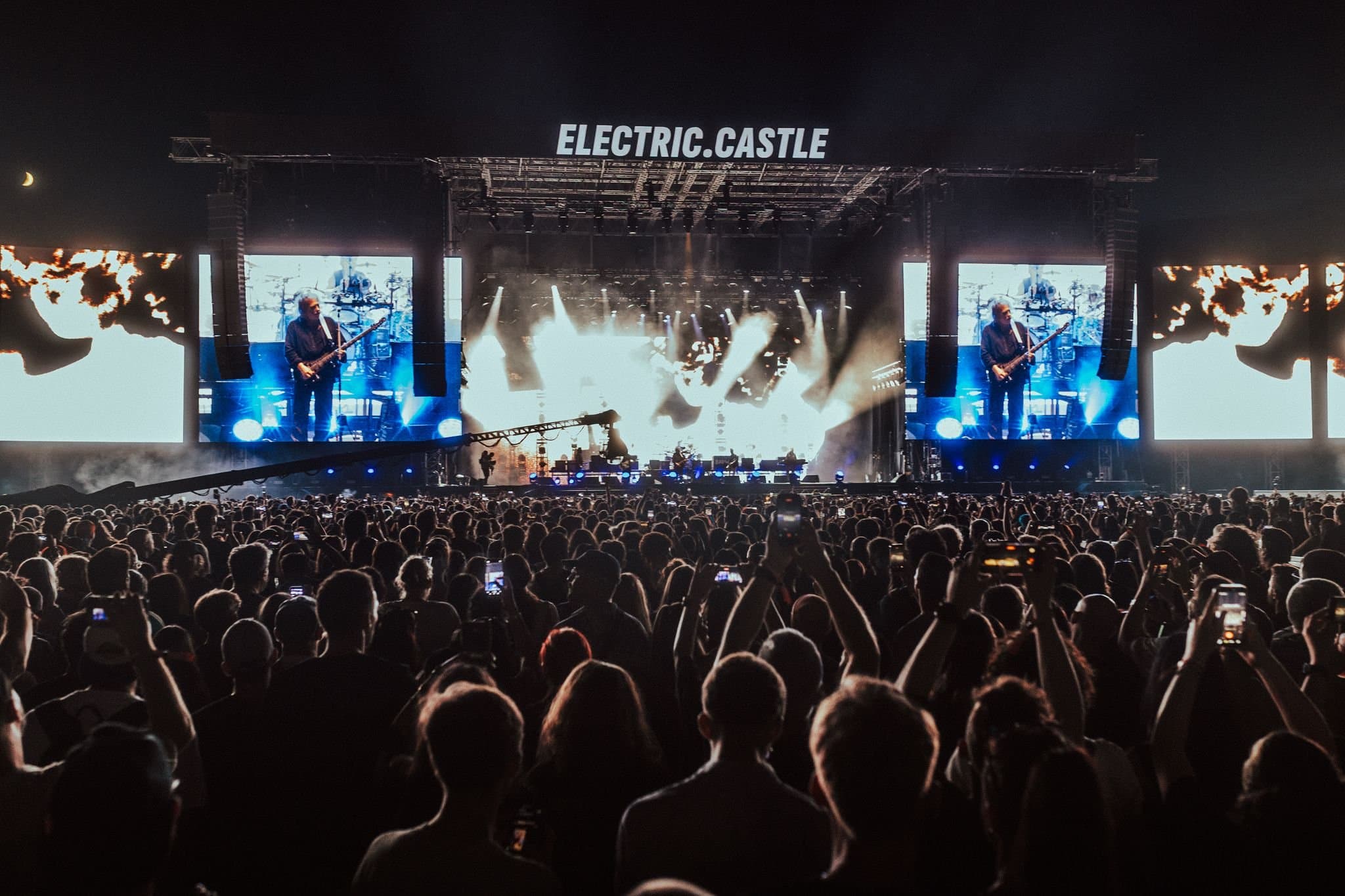 Electric Castle: ELECTRIC.CASTLEのロゴを掲げたメインステージと観客