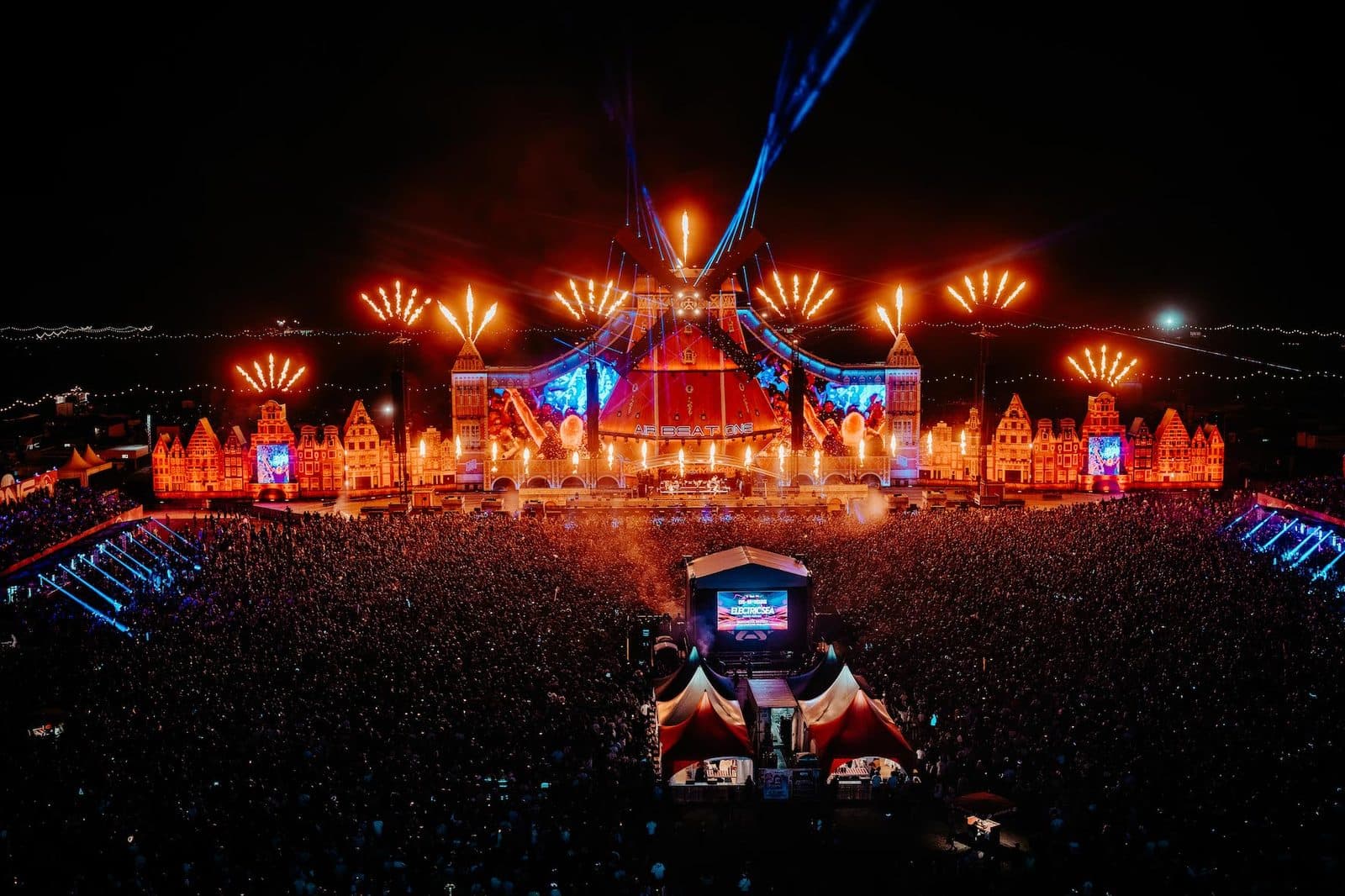 AIRBEAT ONE: 夜のメインステージ全景。風車型のステージと炎の演出