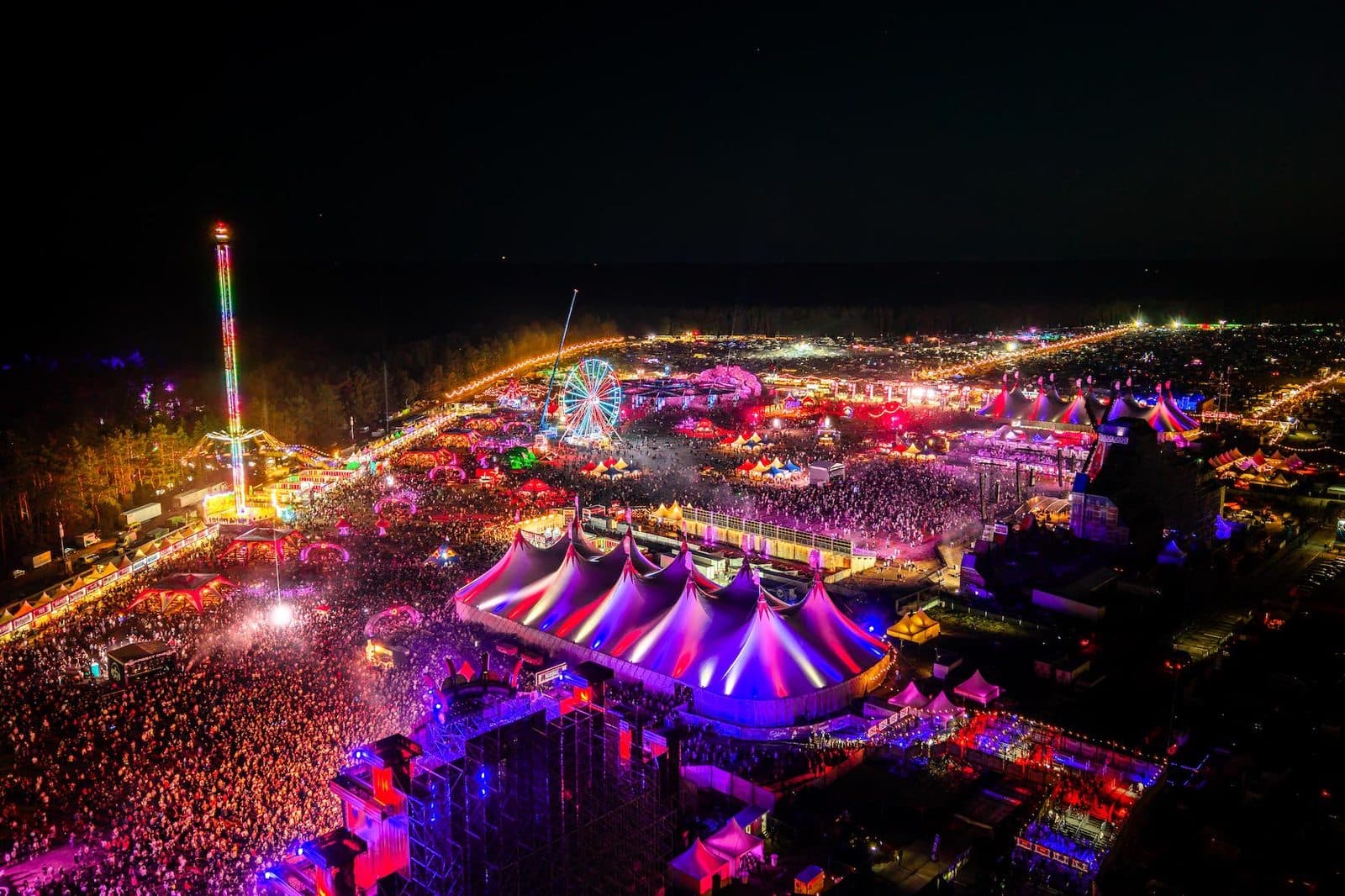 AIRBEAT ONE: 上空から見た夜の会場全景。観覧車とテント群の光