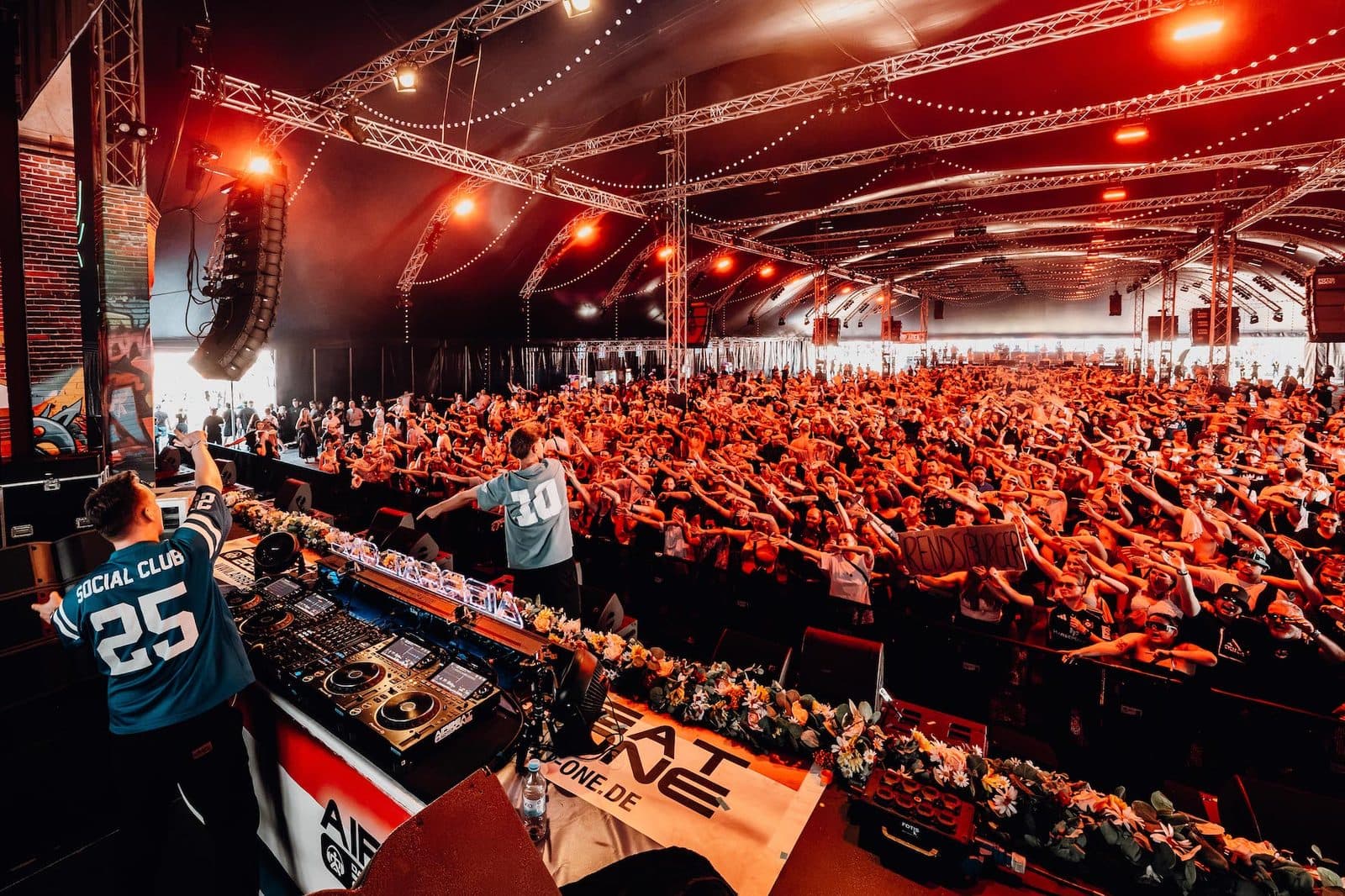 AIRBEAT ONE: テントステージのDJブースから見た満員の観客
