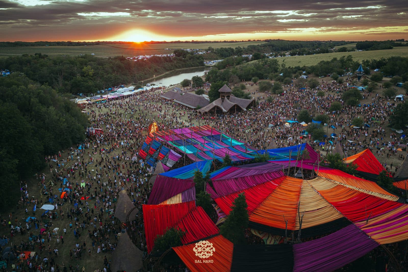 O.Z.O.R.A. Festival: 上空から見たメインステージ周辺の会場全景