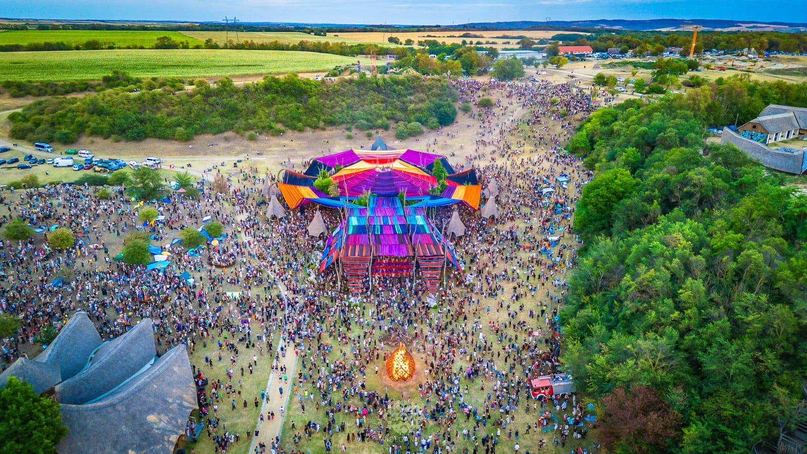 O.Z.O.R.A. Festival: 2026年オープニングでメインステージに集まった人々